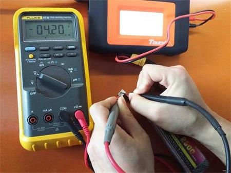 数字万用表测量电压原理及使用方法
