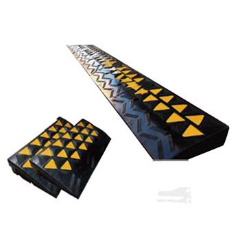 安赛瑞 高位路沿坡，优质原生橡胶，表面覆黄色反光材料，600×360×150mm，11037