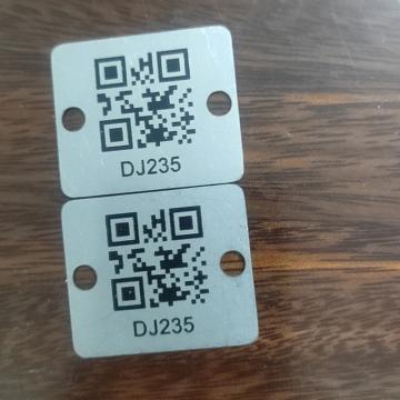 欣纪达 二维码标识，孔中心间距28mm 孔直径4.5mm，尺寸3.5*3厘米，材质1.5毫米不锈钢，耐腐蚀，耐高温 售卖规格：1个